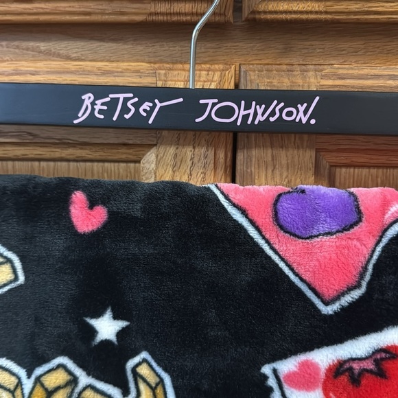 Betsey Johnson Fries before Guys Blanket Throw Galantine’s Valentine Day cozy 🍟 - Picture 6 of 7